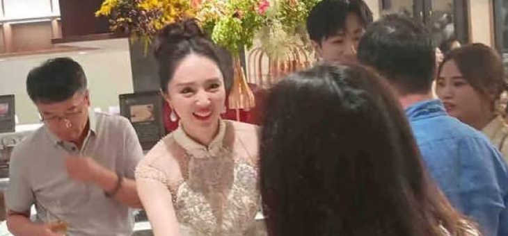 董璇张维伊带小酒窝参加友人婚礼，温馨画面暖人心