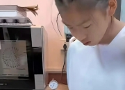 妈妈力挺女儿暑假新选择：在家做面包，享受亲子时光