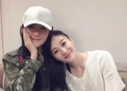 谢娜李小冉姐妹情深，黑白配穿搭尽显时尚