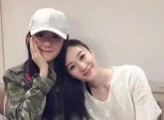 谢娜李小冉姐妹情深，黑白配穿搭尽显时尚