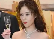 49岁林心如带火“羊毛卷”：复古发型演绎逆龄时尚美学