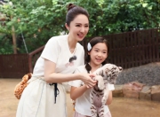 董璇带女儿小酒窝游迪士尼：亲子时光里的童话魔法