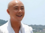 60岁张卫健掏老年卡求别欺负老人，幽默背后显温暖