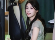 卢昱晓连衣裙搭配长靴亮相，青春甜美少女感十足！