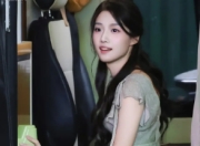 卢昱晓连衣裙搭配长靴亮相，青春甜美少女感十足！