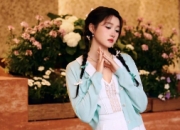 关晓彤扎麻花辫少女感十足：青春活力，魅力无限