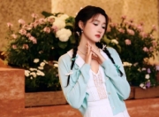关晓彤扎麻花辫少女感十足：青春活力，魅力无限