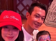 朱珠携爱女迪士尼之旅：温馨时光里的幸福模样