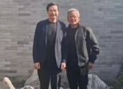 黄仁勋大热天穿皮夹克，回应仅有一套西装未来得及干洗 